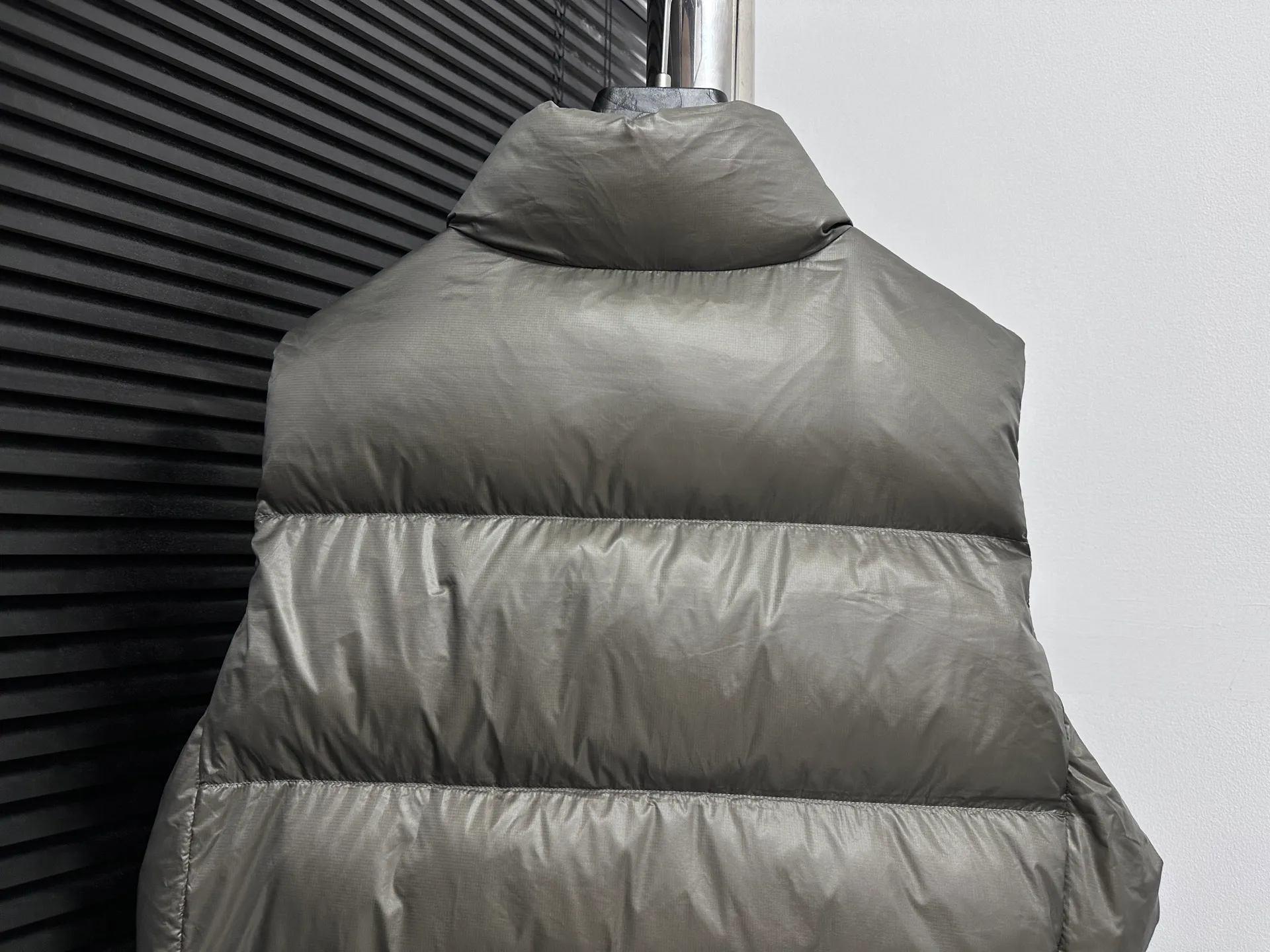 P560 [Canada Goose] Big Goose🦢Puff Down Vest has always been recognized as the warmest down jacket. Various Instagram celebrities, Internet celebrities, and celebrities often wear it for street photos. I make Canada Goose every year, but I still can't get rid of my love for it. No matter how cold the days are, there is no need to be afraid, because there is! Filled with 90% white duck down, it is the legendary warmest down jacket and is known as a must-have for Arctic outdoor sports! The most popular down jacket in the world, celebrities are rushing to buy it, it is a must-have! Size: XS-XL